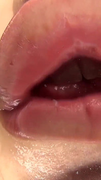 POV Vídeo: Virtual Tongue Kissing com Suzu Shiratori!