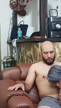 Üvey erkek kardeşimi mastürbasyon yaparken yakalıyorum ve sütünü ifade etmesine yardım etme fırsatını kaçırmıyorum