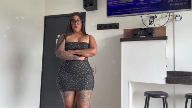AlejandraGarciax: Pelayan pantat besar membersihkan kamar saya dan meniduri saya