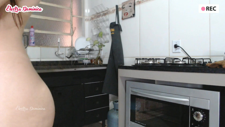 Curious Electra: Naked maid cleaning the kitchen