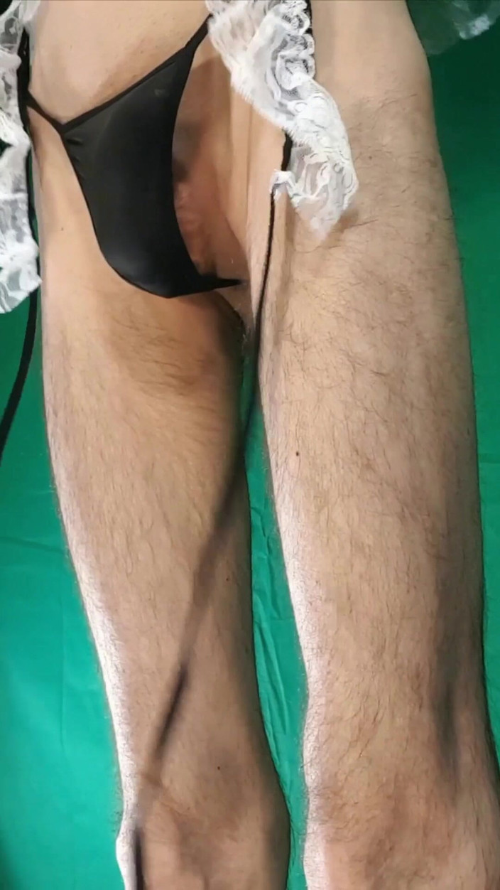 HeIsSooThin: Costume da domestica prova!