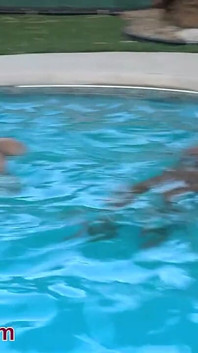 Țâțe false hard versus țâțe false lăsate