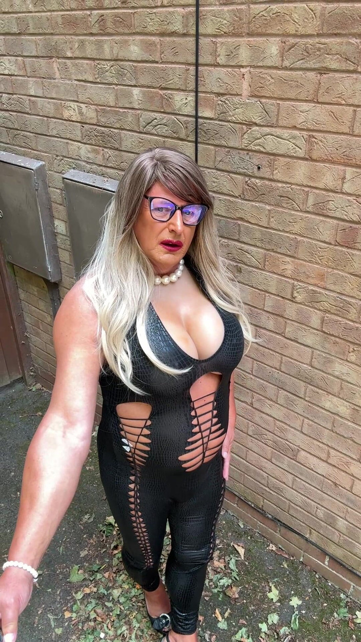 Kellycd2022: काले पीवीसी कैटसूट और ऊँची एड़ी के जूते में सेक्सी क्रॉसड्रेसर kellycd2022