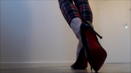 Inkeddutch: Piedi altamente inarcati di Louboutins neri e bianchi JOI