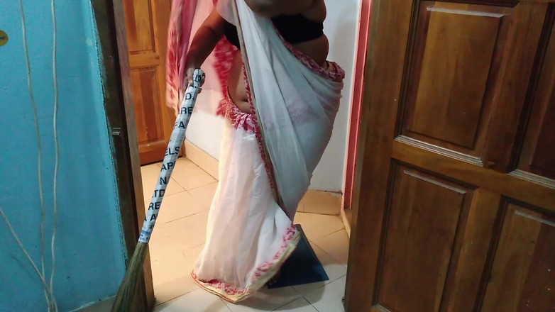 Aria Mia: Tante tamil dengan toket besar dan pantat bahenol lagi asik...