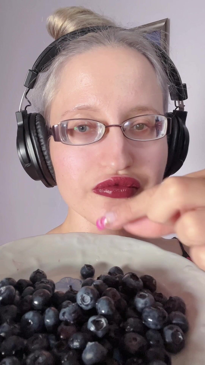FinDom Goaldigger: Ich esse köstliche große heidelbeeren