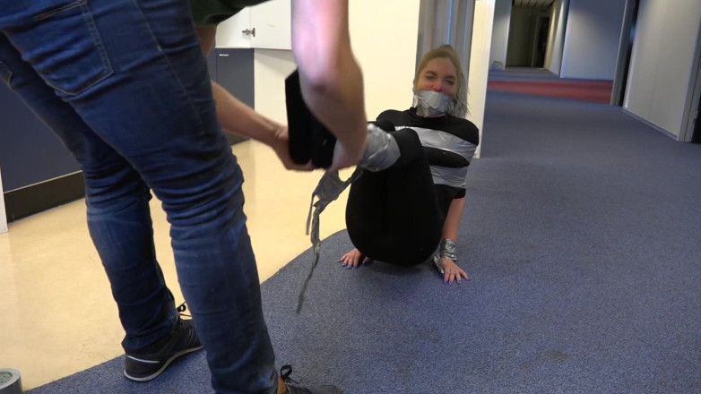 Restricting Ropes: Weibliche gauner erwischt und gekitzelt