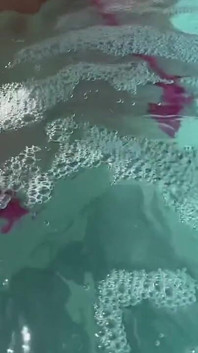 Artemisia Love sexy și excitată Underwater arătându-și țâțele mari într-un super bikini micro și puteți vedea aureolele ei ...