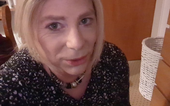 NikkiGee: Zuig op mijn clittie, slik mijn enorme cumshot door!