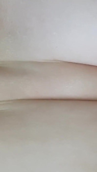继妹在看完色情片后要求操她湿润的阴户。