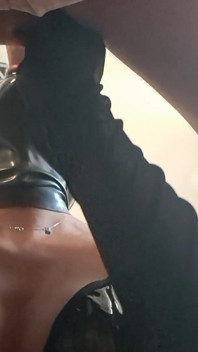Adegan blowjob milf memakai sarung tangan hitam lon, dengan creampie oral