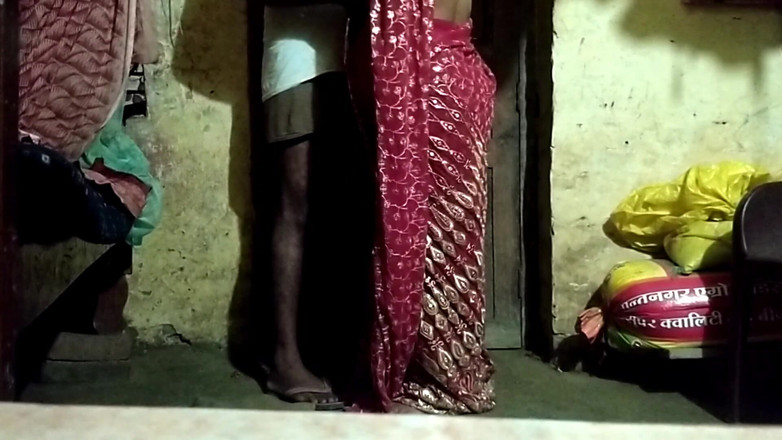 Desi_bhabhi121: Молодая индийская пара целуется