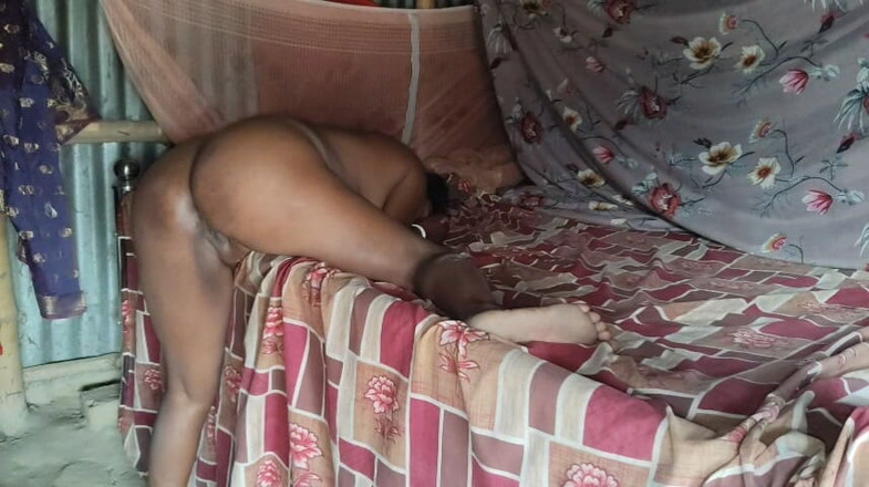 Sexydeb: De eerste keer dat Desi huisvrouw in haar kont