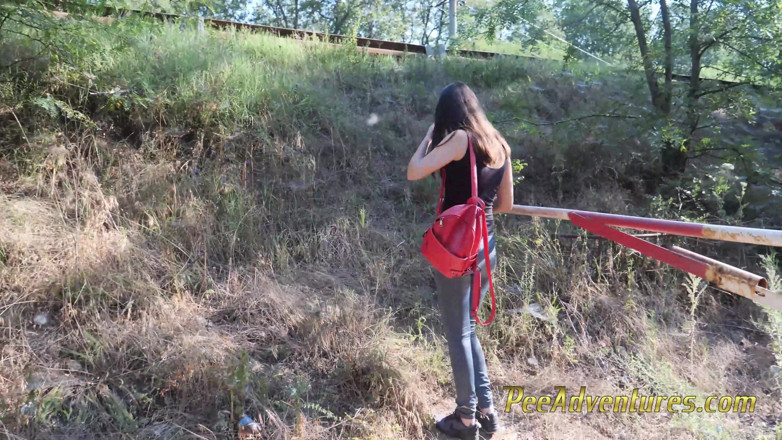 Pee Adventures: Aștept pe stradă iubitul ei cu vezica plină