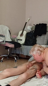 Sakso çektikten sonra karımın boğazına boşalıyor