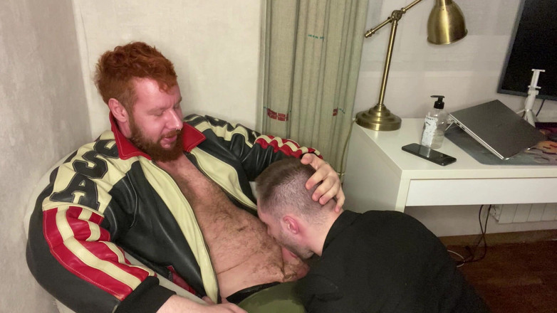 KinkySirius: Partie 1. Kinkysirius en costume s’entraîne au maximum avec sa bouche...