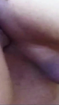 Chlap dostane své první anální šukání od nadržené tranny
