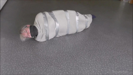 Restricting Ropes: Atado por su captor en el piso