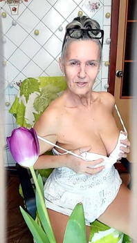 La Calda Casalinga Lukerya Flirta Online E Mostra I Suoi Piedi Allettanti
