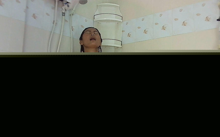 Busty Thaiger: Thaiger đang vui vẻ trong phòng tắm
