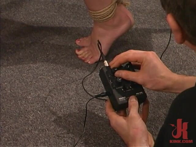 Hogtied by Kink: Kat: První zavěšení, tělesný trest a anální fucksall