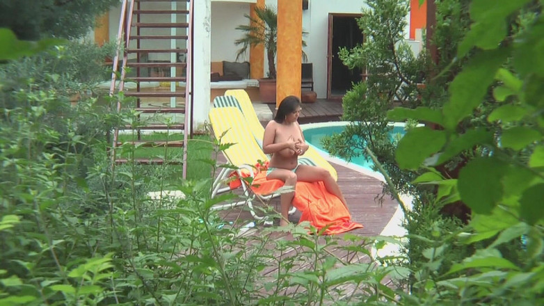 Erotic Planet X: 金发女郎在车间吮吸鸡巴并张开阴户