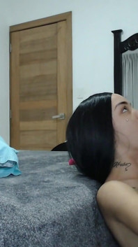 Starý soused tvrdě šuká do krku a kundičky 18leté holky. Tvrdý obličej, fackovaná prdel a výstřik na obličej