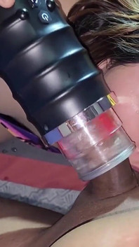 Le masturbateur « guerrier » de Honey Play Box se sent tellement bien sur ma bite