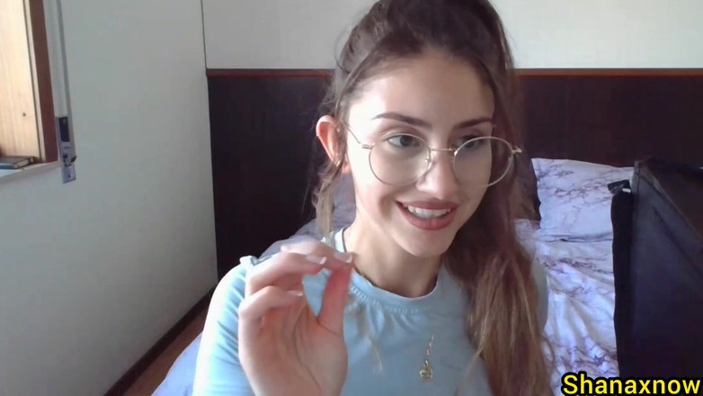 Shanaxnow: Shanaxnow dedeándose el culo jugando con mis mocos