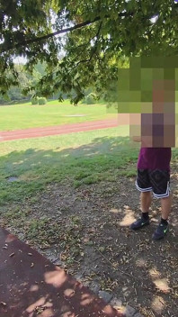 Aleatorie Musculare Păroase Runner convins să obțină prima sa muie masculină