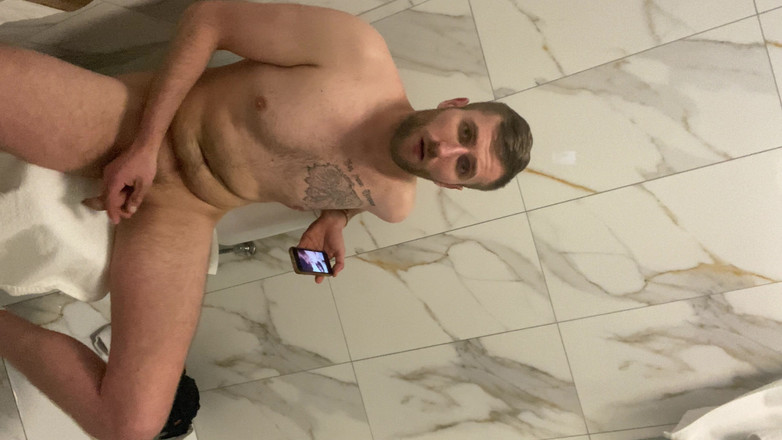 Barti Rede: Mladý muž v hotelu dostává tvrdý penis a stříká