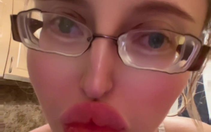 FinDom Goaldigger: विशाल चश्मे वाली लड़की किचन में यौवन कर रही है