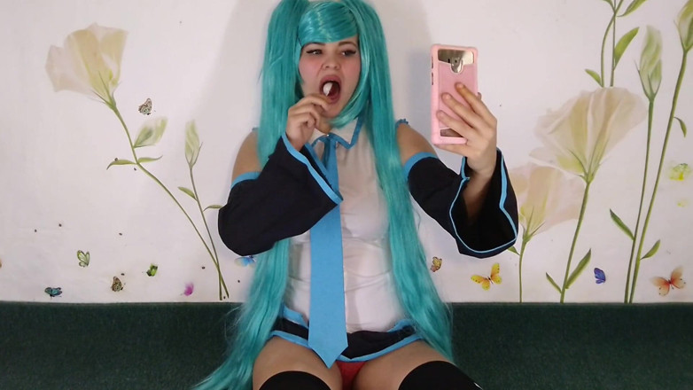 LizAngel: Miku suge bomboanele și bălește
