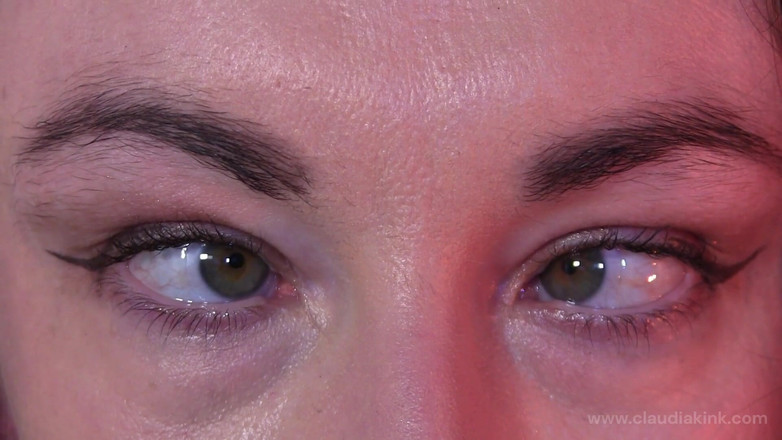 Claudia Kink: アイクロッシングとトリック