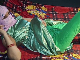 Lalita Singh: Красива індійська дівчина, друг трахається в кімнаті