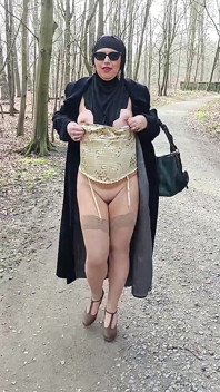 Teman wanita Muslim saya menunjukkan kemaluannya di luar taman.