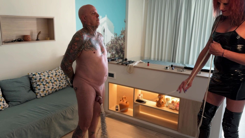 NaomiPerv: Brincando com correntes