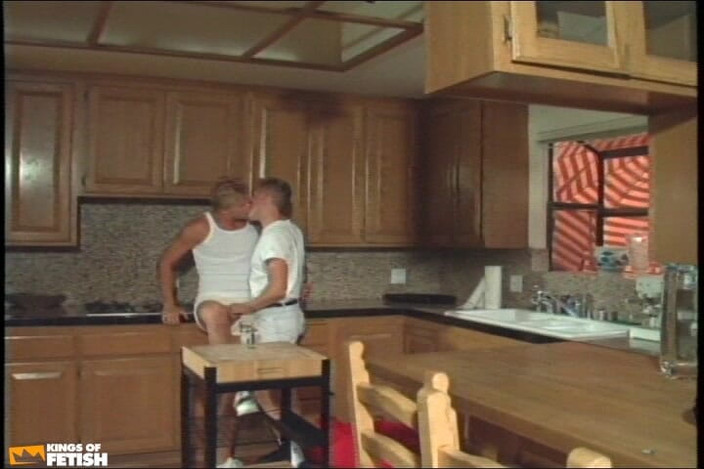 Gay Diaries: Nadržený muž dostane olízanou a vymrdaná prdel svou partnerkou na...