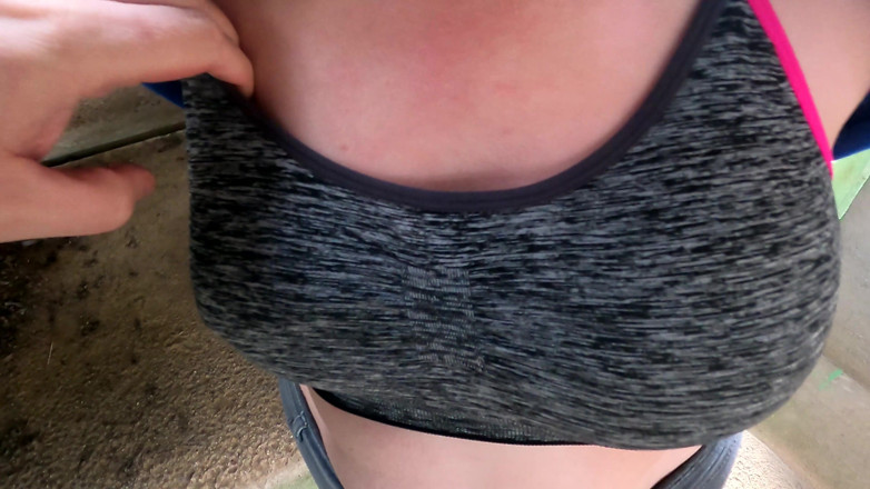 Bouncy Tits Action: Nagie piersi ukarane w tunelu