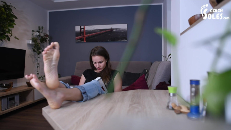 Czech Soles - foot fetish content: Tanrıça Megan ayak kölesini görmezden geliyor