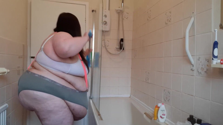 SSBBWLadyBrads: BBW SSBBW domácí práce v podvazcích a tangách