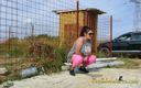 Pee Adventures: Femeie mare și țâțoasă în colanți se pișă pe beton