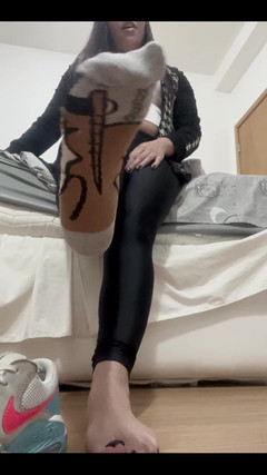 KiffaFeet: Rimuovendo le mie scarpe da ginnastica sudata e super puzzolenti...