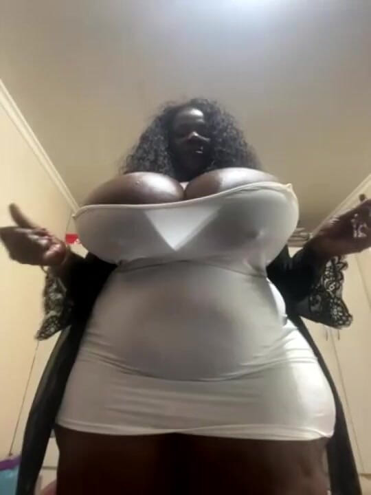 Legendary Booty Overdose: 胸の大きいBBWの胸崇拝とストリップティーズ