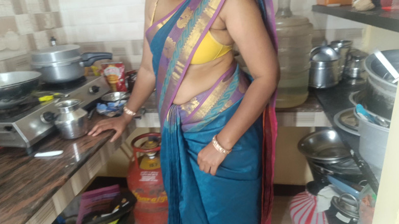 Apple baby: Femme au foyer, romance avec un sari de Pattu