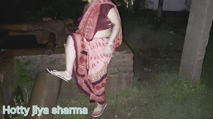 Hotty Jiya Sharmaa: Snacha Rani se ve čtvrtek koupala ve vaně v dešti. Starý...