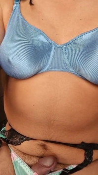 Segretaria sexy che mostra la sua lingerie mentre lavora al computer, si vede la parte piccola