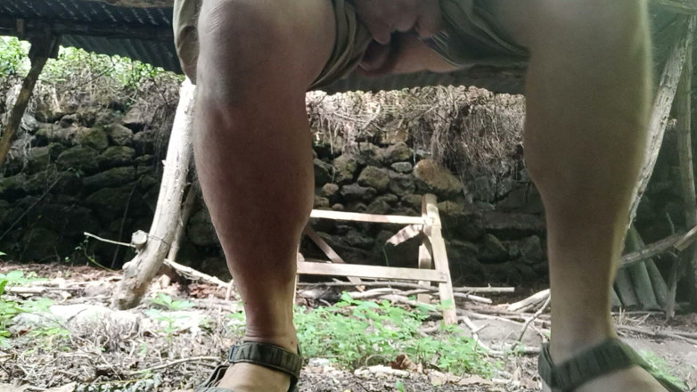 Kinky Guy: Je fais pipi dehors, voyons si quelqu’un me voit !