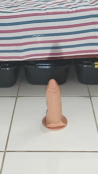 V červeném spodním prádle na mých hračkách