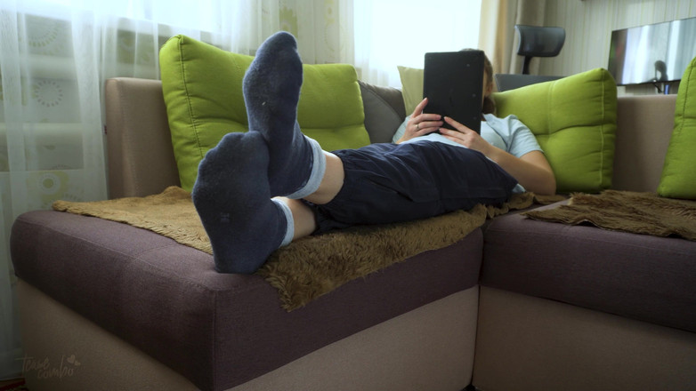 Teasecombo 4K: Сексуальная тинка показывает свои голые подошвы фут-фетиш в любительском видео